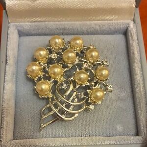Elegant Silver Vintage Brooch with Creamy Pearl Accents